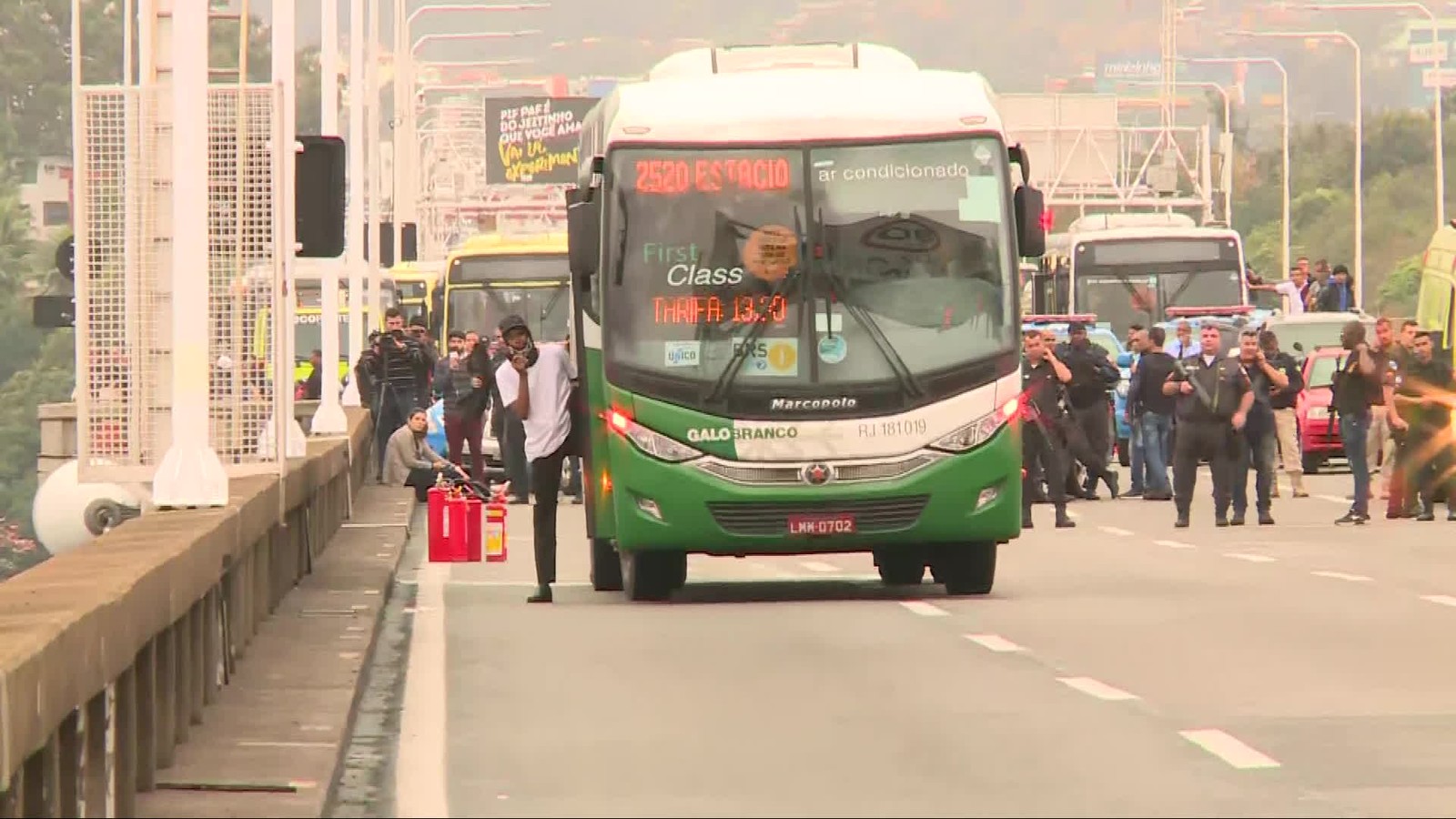 Sequestrador mantém reféns dentro de ônibus em Niterói